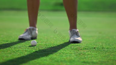 夫人高尔夫球手腿培训穿白色运动鞋国家俱乐部草场